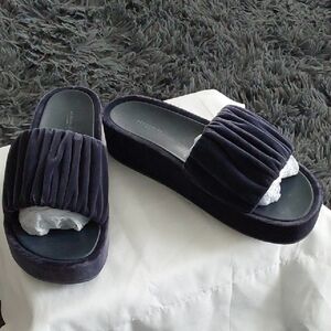Navy velveteen slides, Aerosoles 10. Little/no wear. 1.25 platform toe/2" heel.